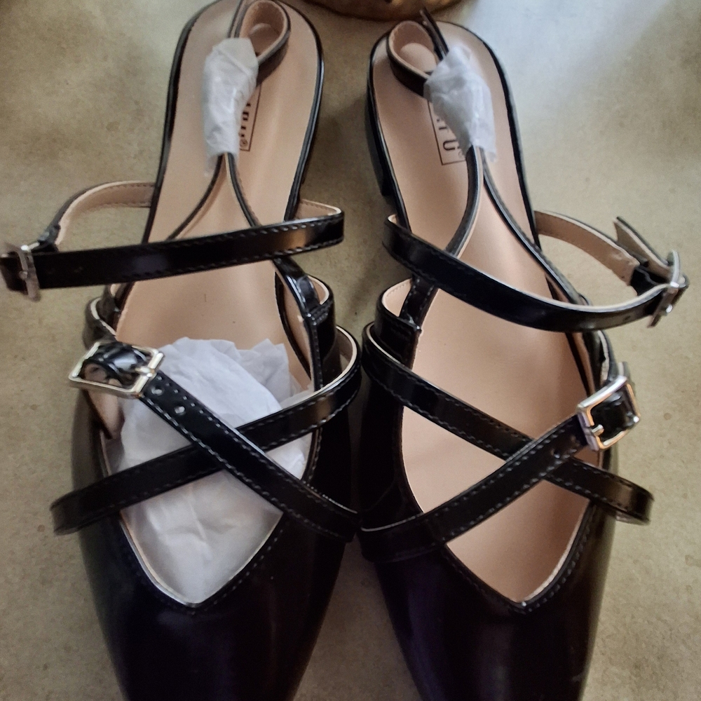 Chic Black Strappy Flats for Women